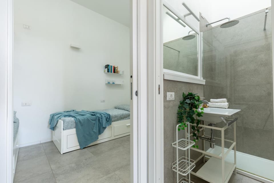Shower, Bed, Bathroom, Photo of the whole room, Bedroom, towels