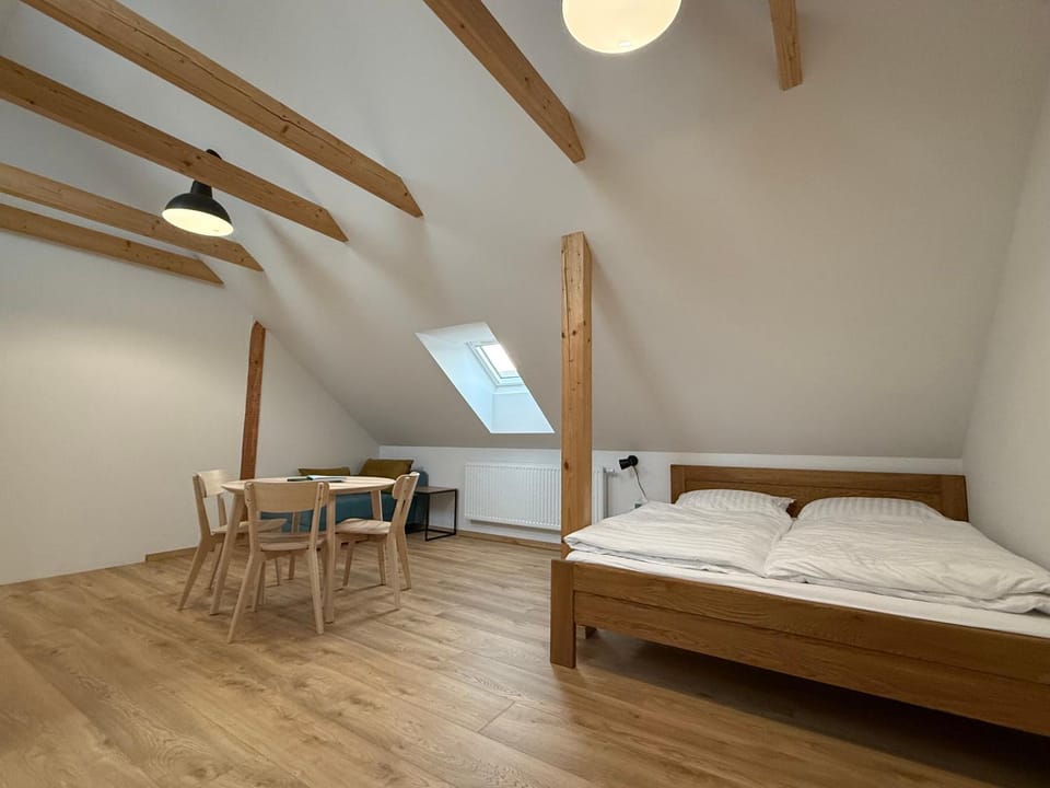 Bed, Photo of the whole room, Dining area, Bedroom
