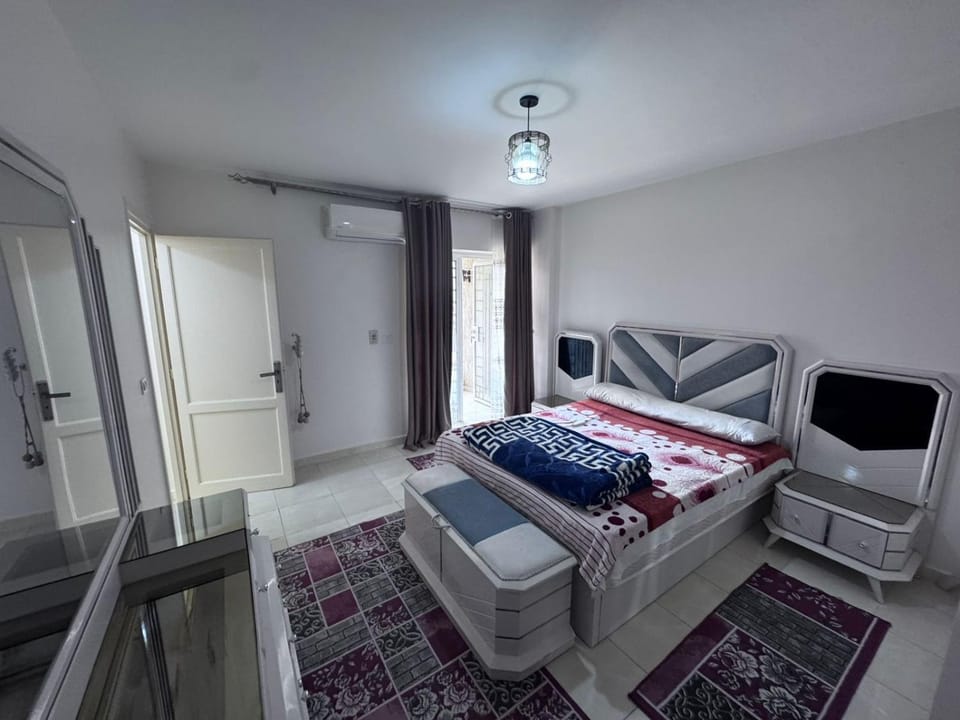 Bed, Bedroom, towels, wardrobe
