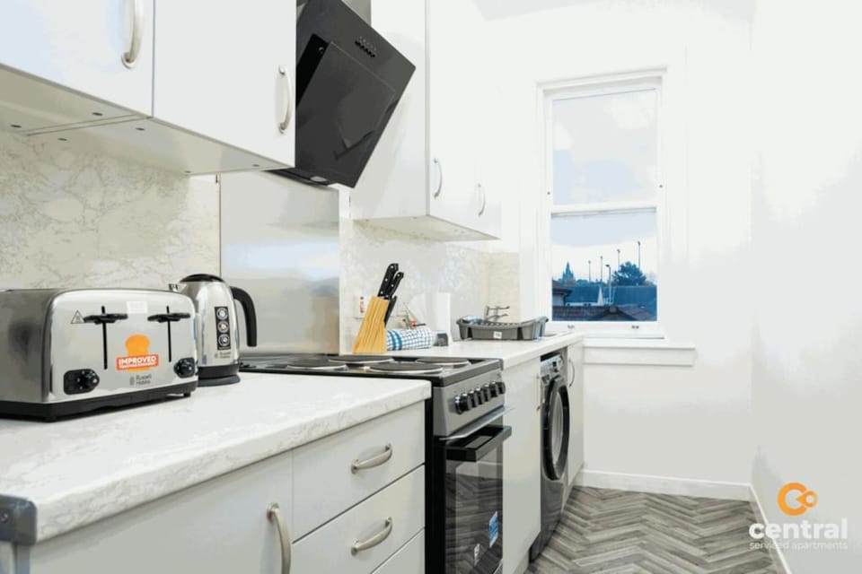 Coffee/tea facilities, Kitchen or kitchenette, oven, stove, toaster
