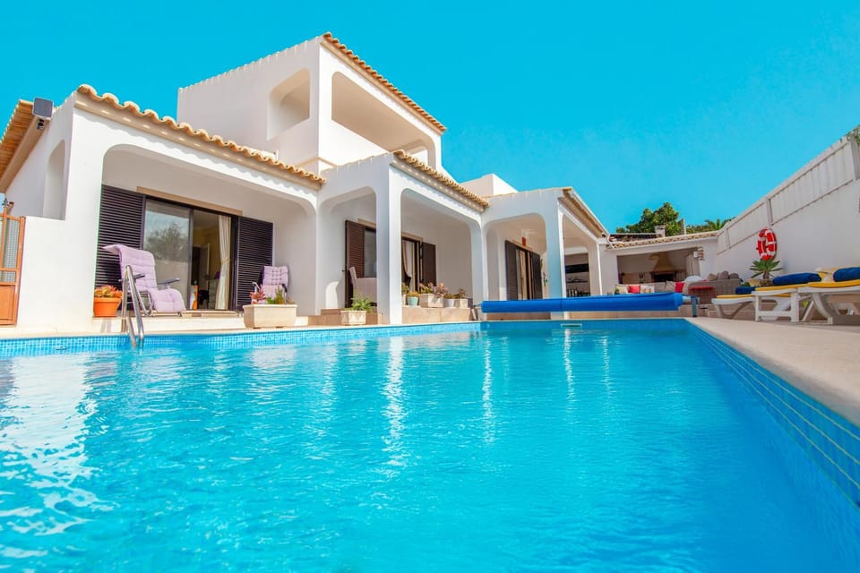 Property building, Day, Pool view, Swimming pool, sunbed