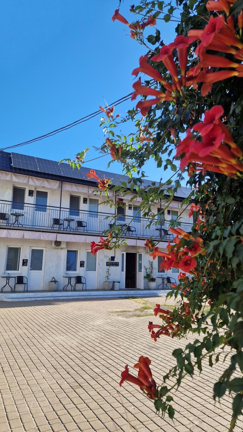 Property building, View (from property/room), Balcony/Terrace, On site, Garden view, Area and facilities