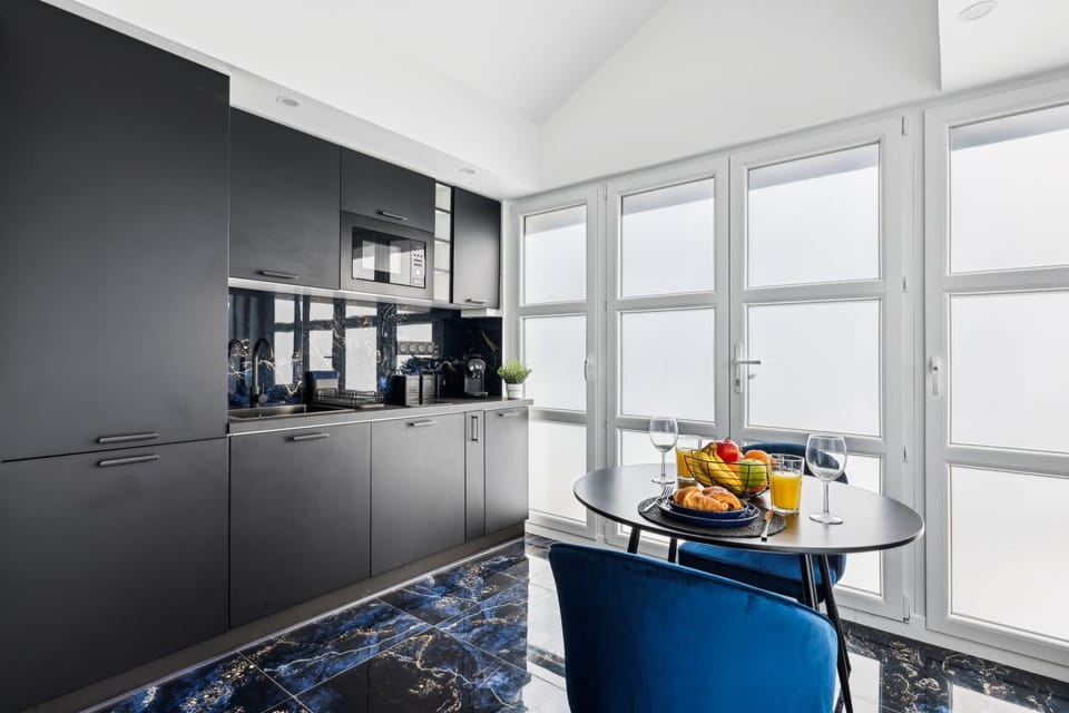 Kitchen or kitchenette, Dining area
