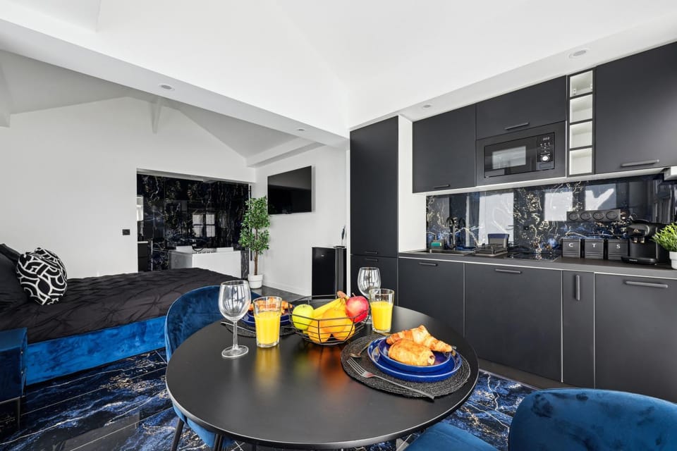 Kitchen or kitchenette, Photo of the whole room, Dining area