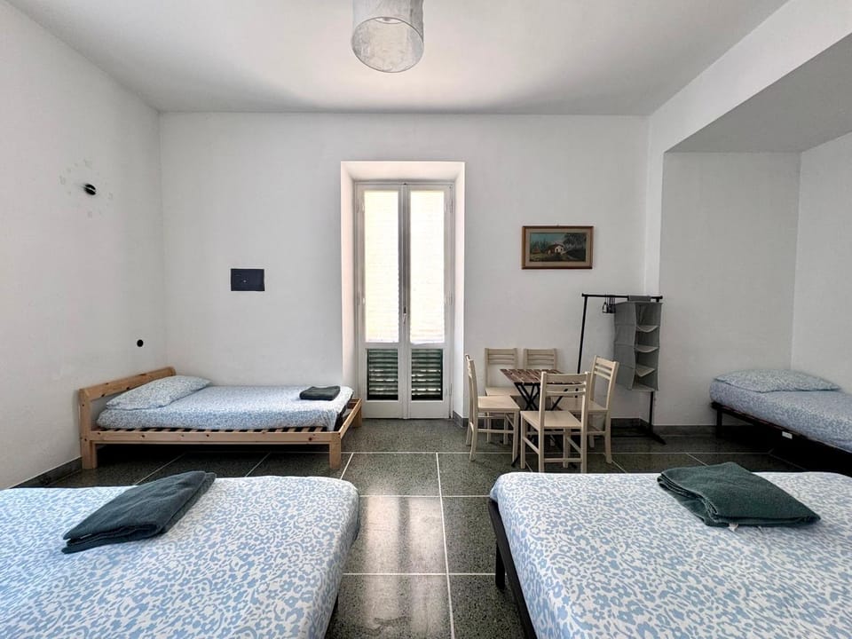 Affittacamere THE SHUTTLE - al porto - fortezza - vicino Prefettura Bed and Breakfast in Livorno