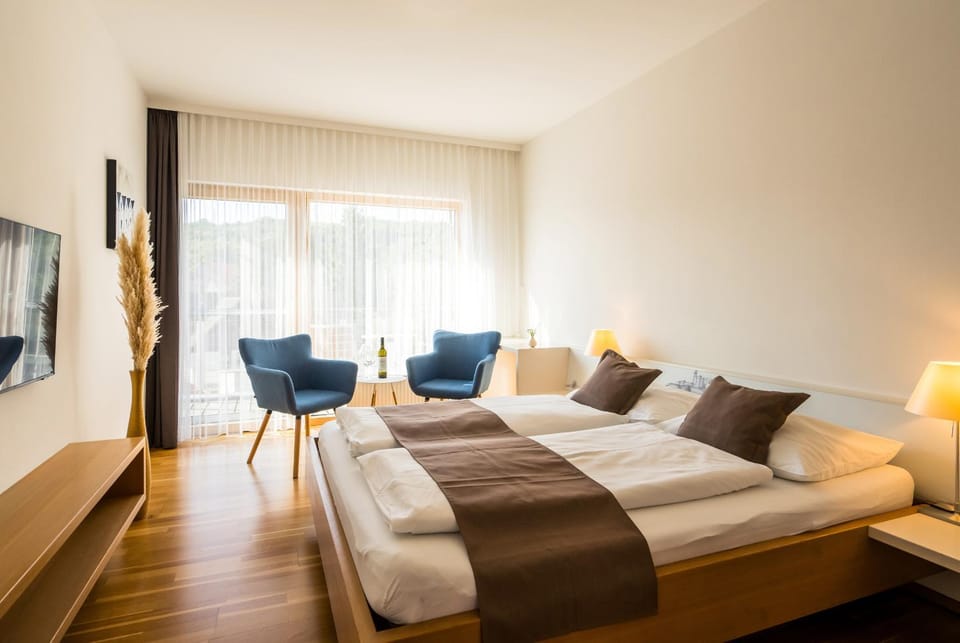 Bed, TV and multimedia, Living room, Photo of the whole room, Seating area, Bedroom