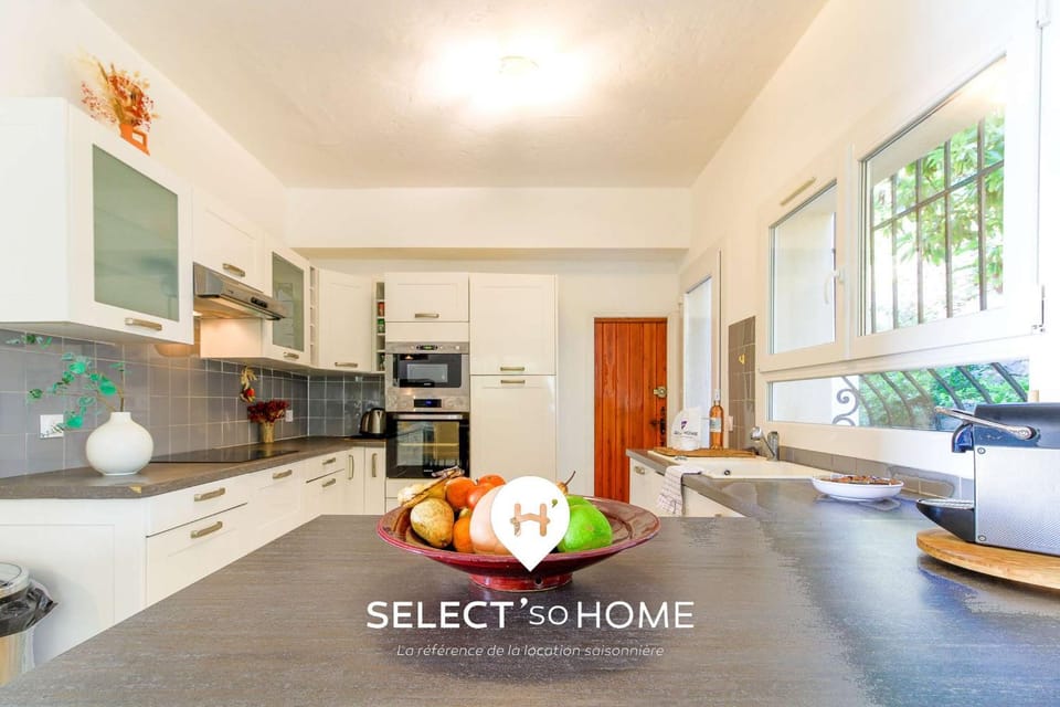 Kitchen or kitchenette, Dining area, Food, oven, stove