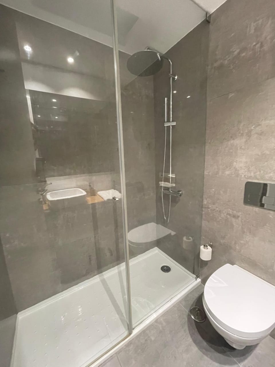 Shower, Toilet, Bathroom, towels