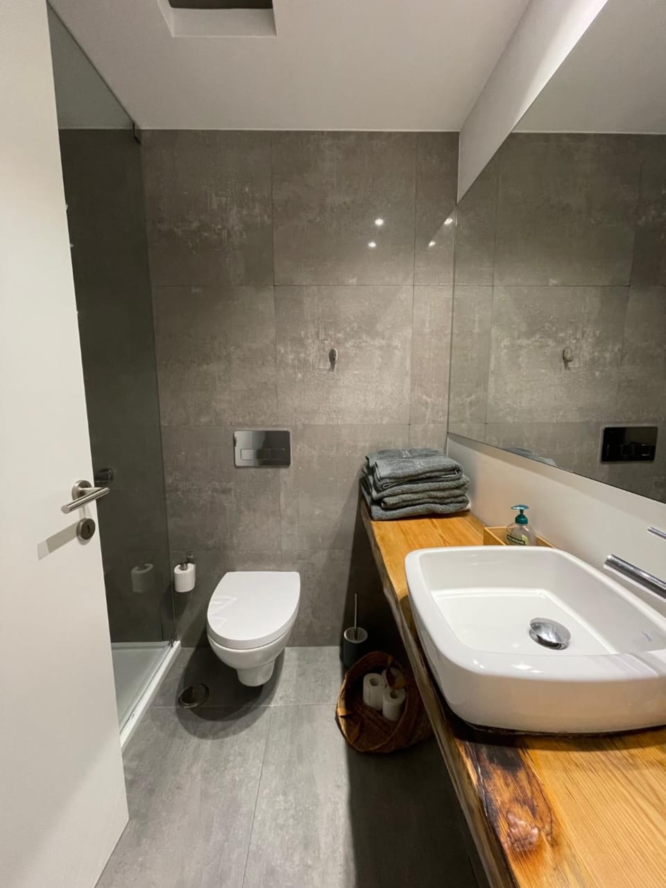 Shower, Toilet, Bathroom, towels