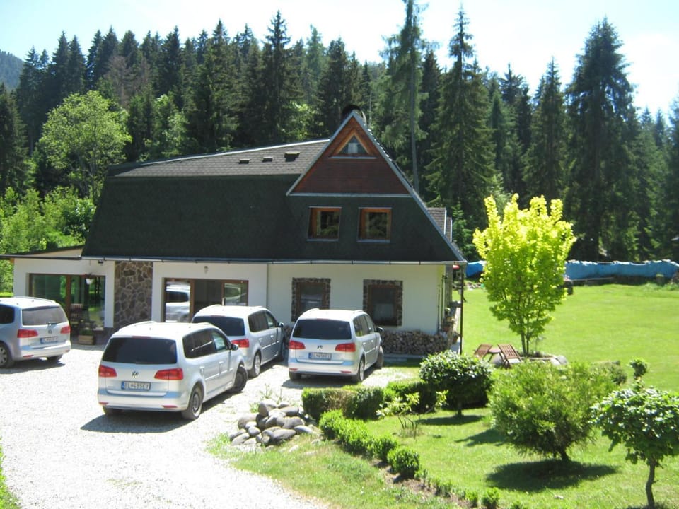 Property building, Facade/entrance, Natural landscape, Parking
