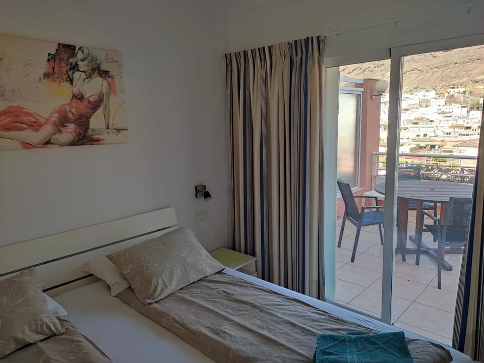 Bed, Day, Decorative detail, Bedroom