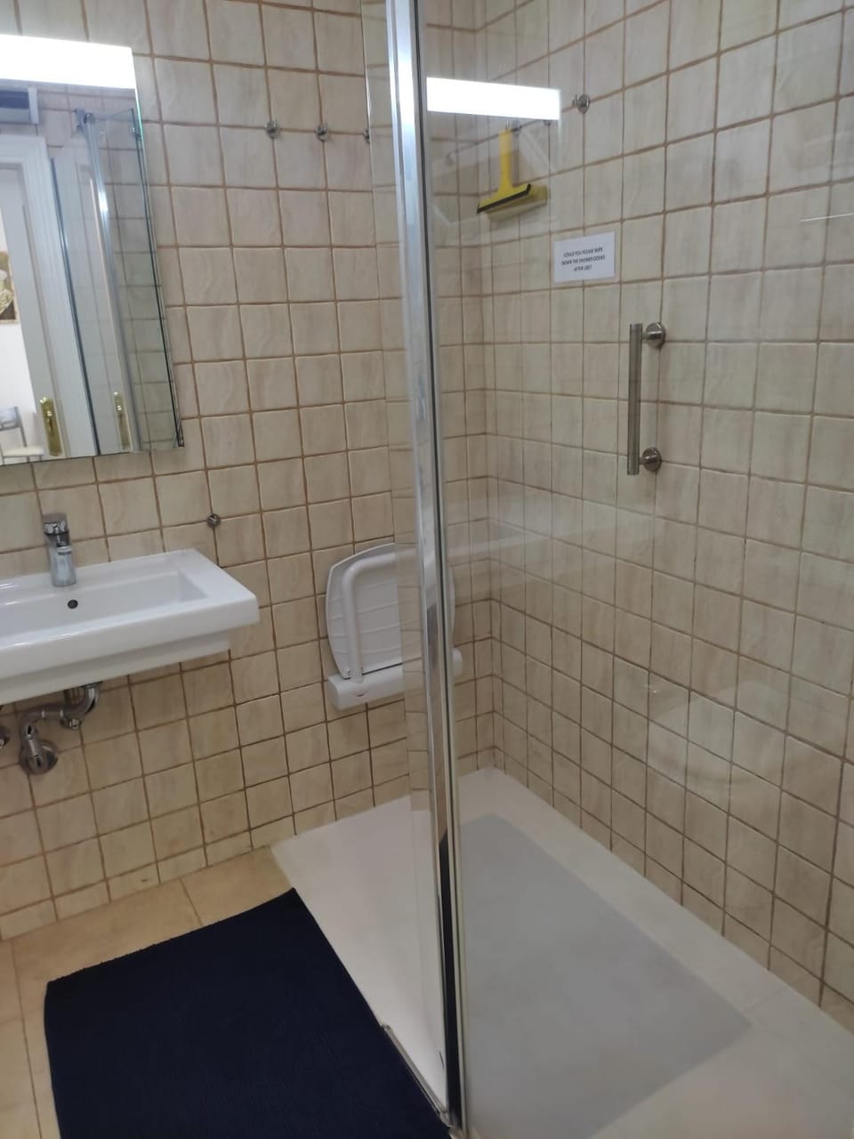 Day, Bathroom, Decorative detail