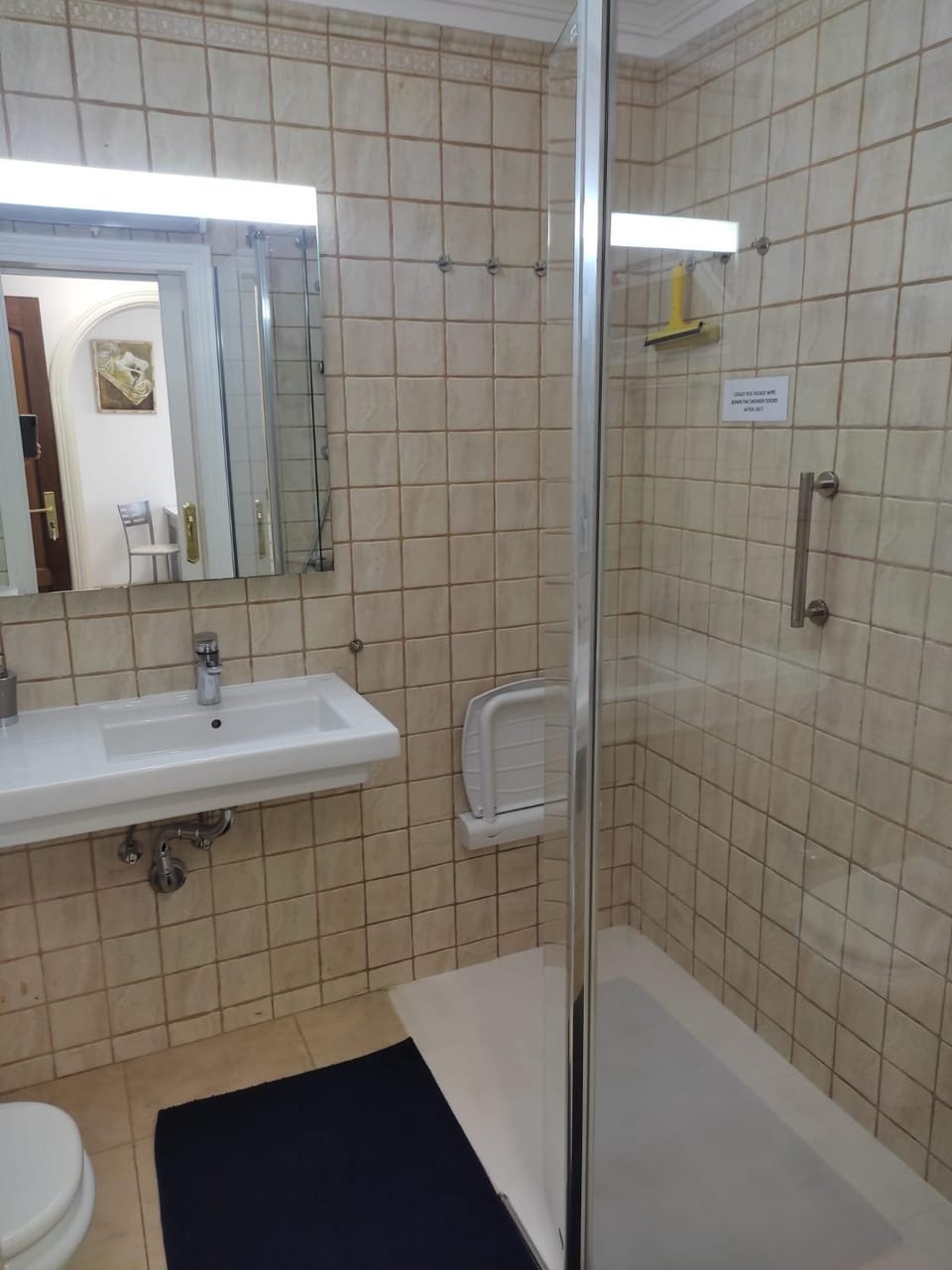 Day, Bathroom, Decorative detail