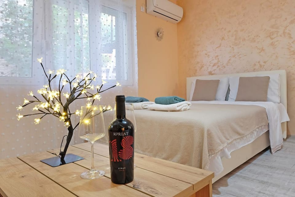 Day, Summer, Bedroom, Time of day, air conditioner