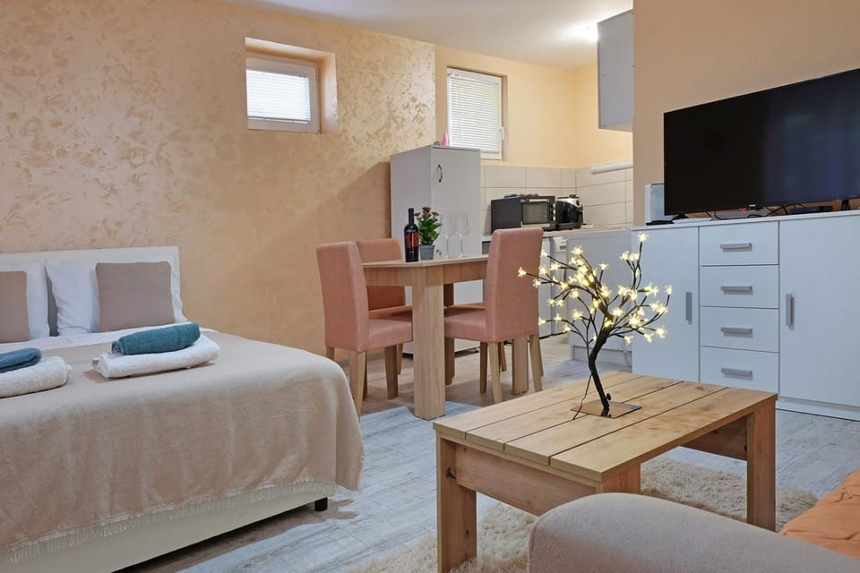 Bed, TV and multimedia, Kitchen or kitchenette, Photo of the whole room