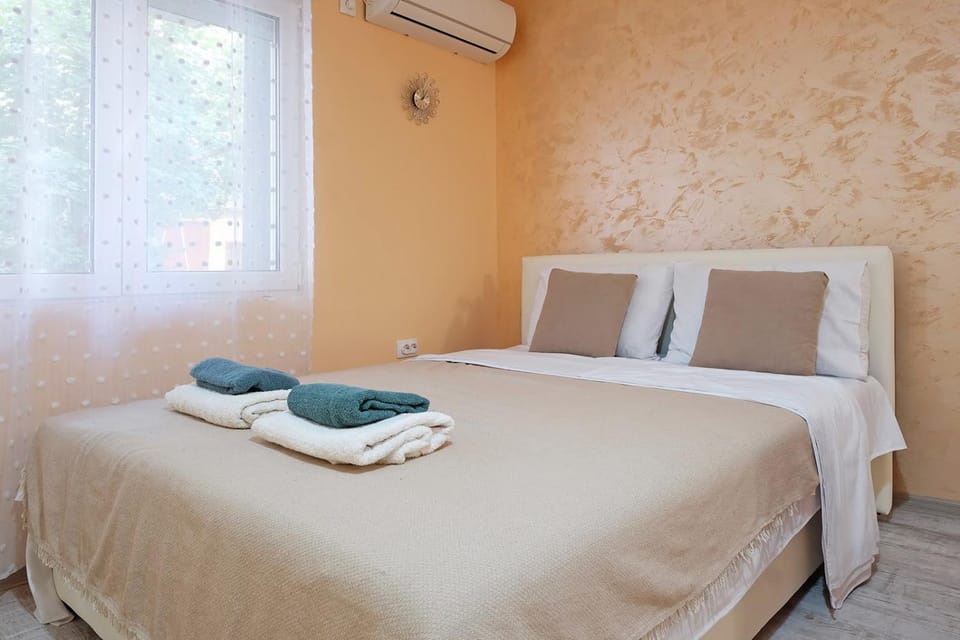 Bedroom, towels, air conditioner