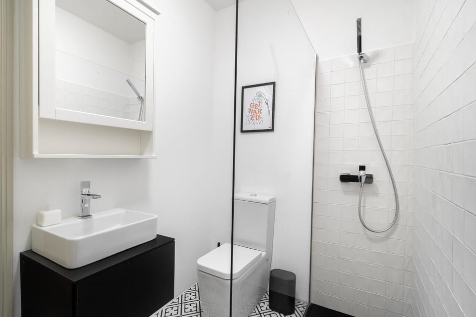 Shower, Toilet