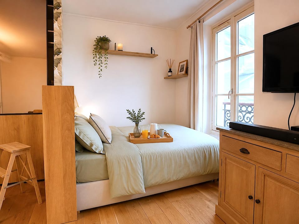 Bed, TV and multimedia, Photo of the whole room, Bedroom