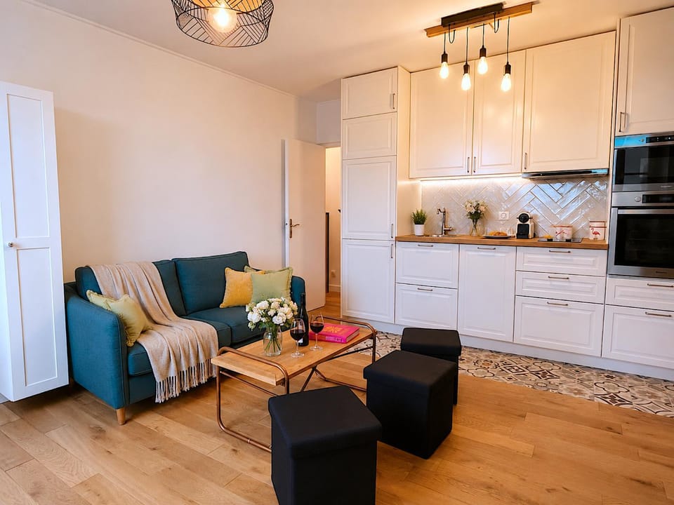Coffee/tea facilities, Kitchen or kitchenette, Living room
