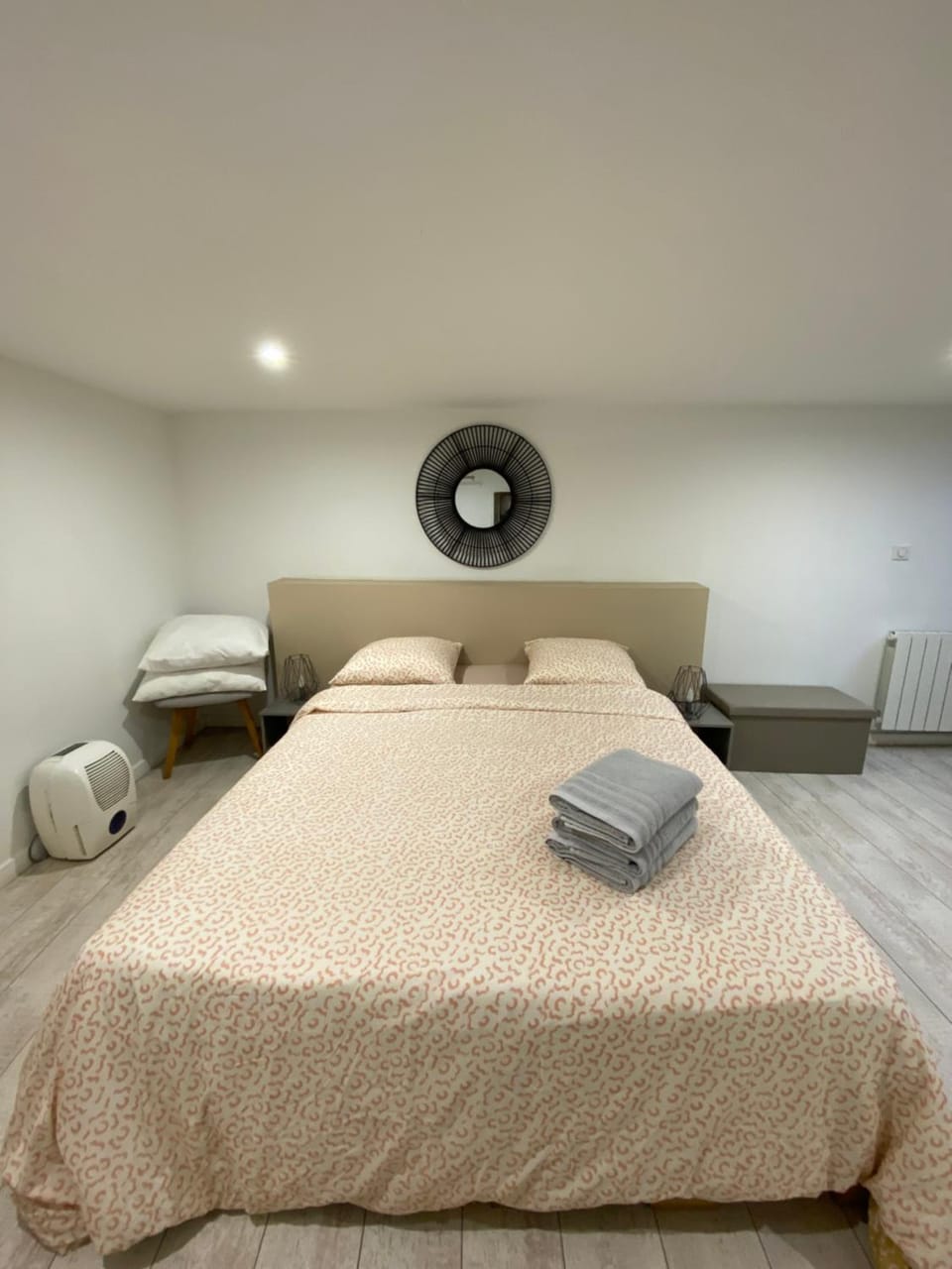Bed, Bedroom, towels