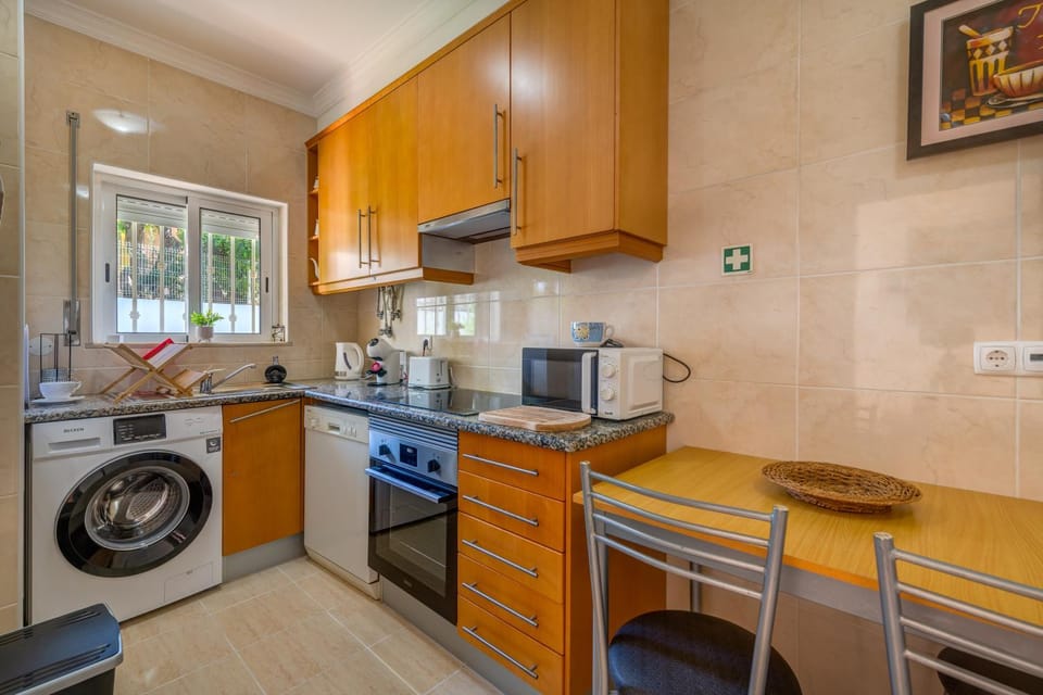 Coffee/tea facilities, Kitchen or kitchenette, dishwasher, oven, toaster, washing machine