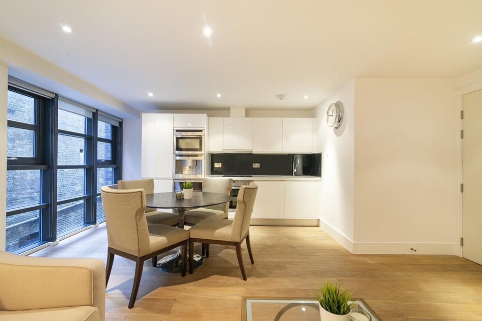 Kitchen or kitchenette, Dining area