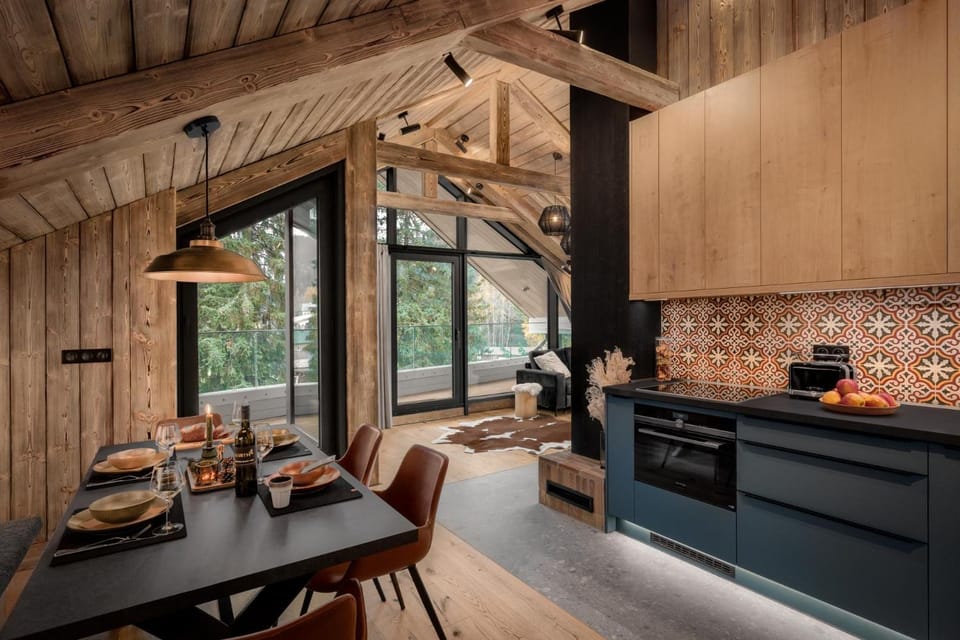 Kitchen or kitchenette, Seating area, Dining area, oven