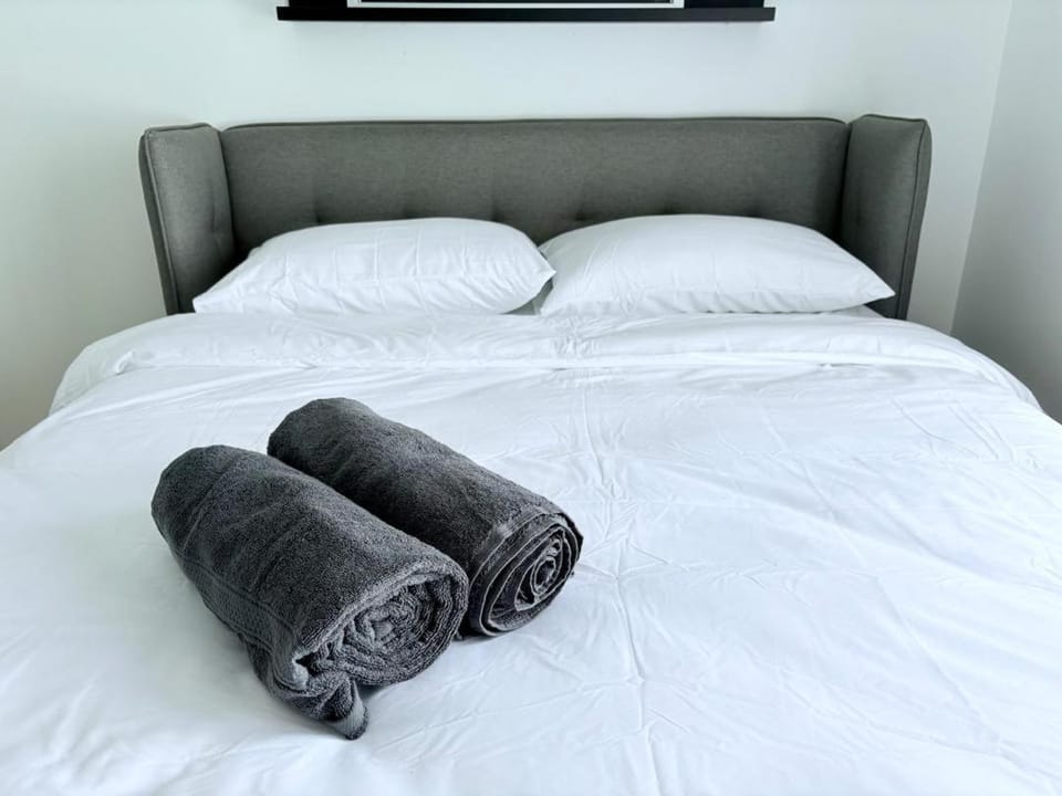Bedroom, towels