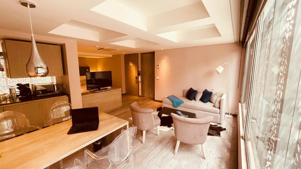 Kitchen or kitchenette, Living room, Seating area, Dining area, Bedroom