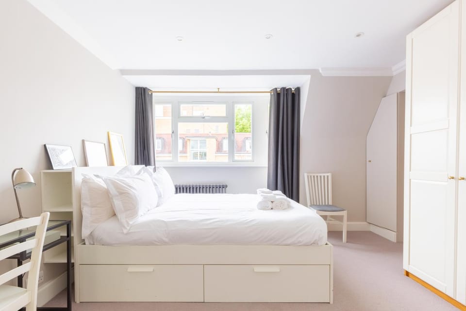 Exquisite Top Floor Flat Heart of Chelsea Apartment in City of Westminster