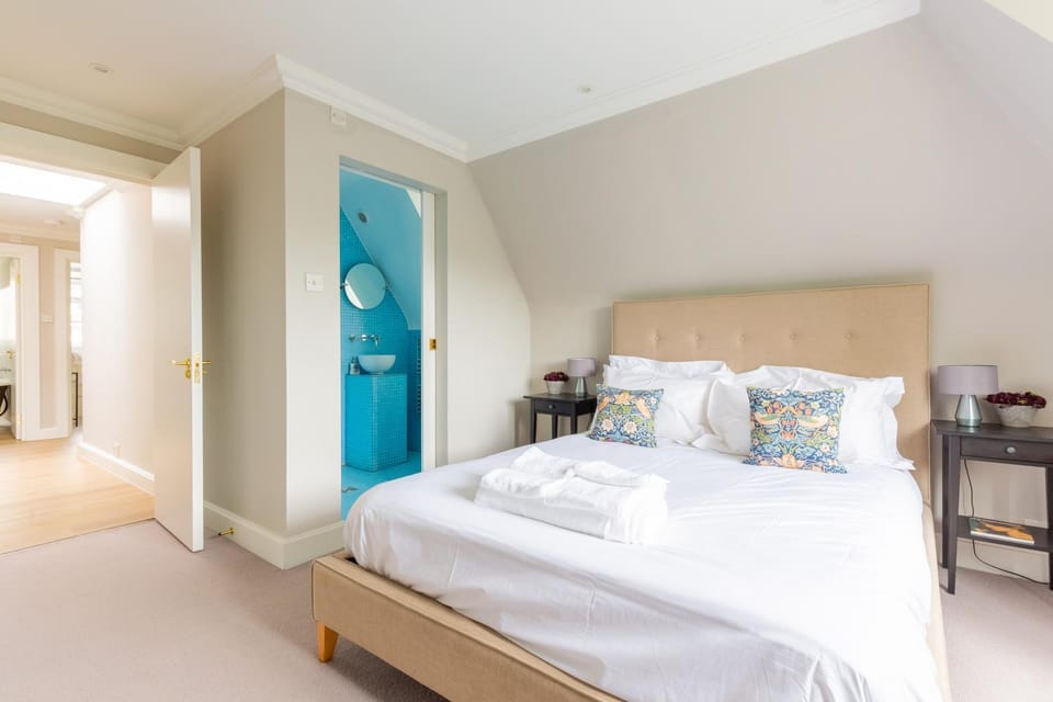 Exquisite Top Floor Flat Heart of Chelsea Apartment in City of Westminster