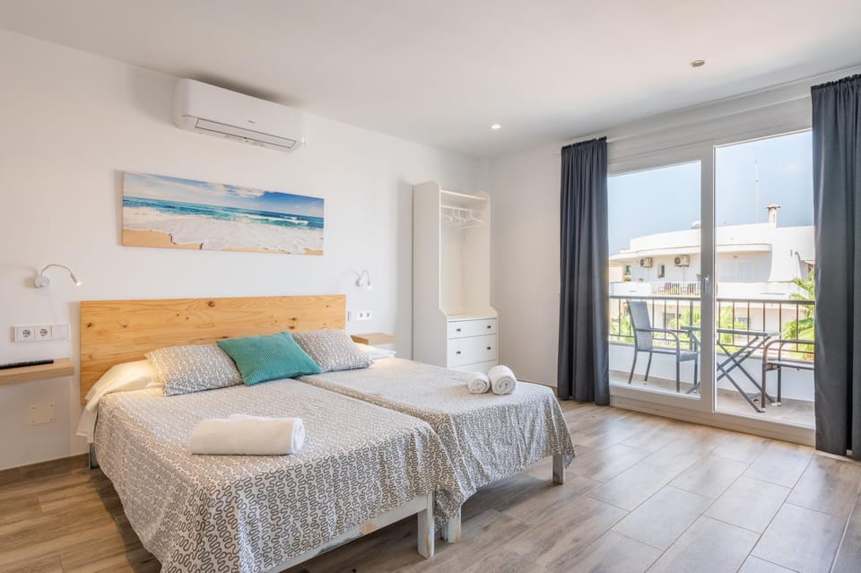 Bed, View (from property/room), Balcony/Terrace, Photo of the whole room, Bedroom, internet, towels, air conditioner