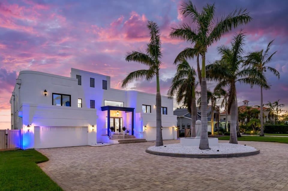 Luxury Private Beachfront Retreat Pool Game Room House in Bayshore Gardens