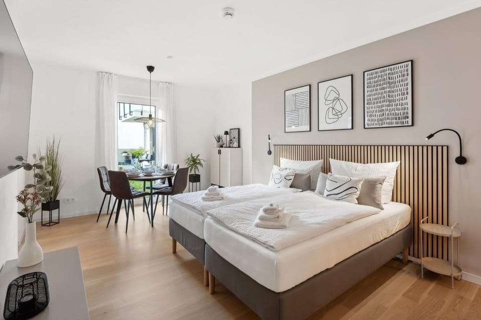 Bed, Living room, Photo of the whole room, Seating area, Bedroom