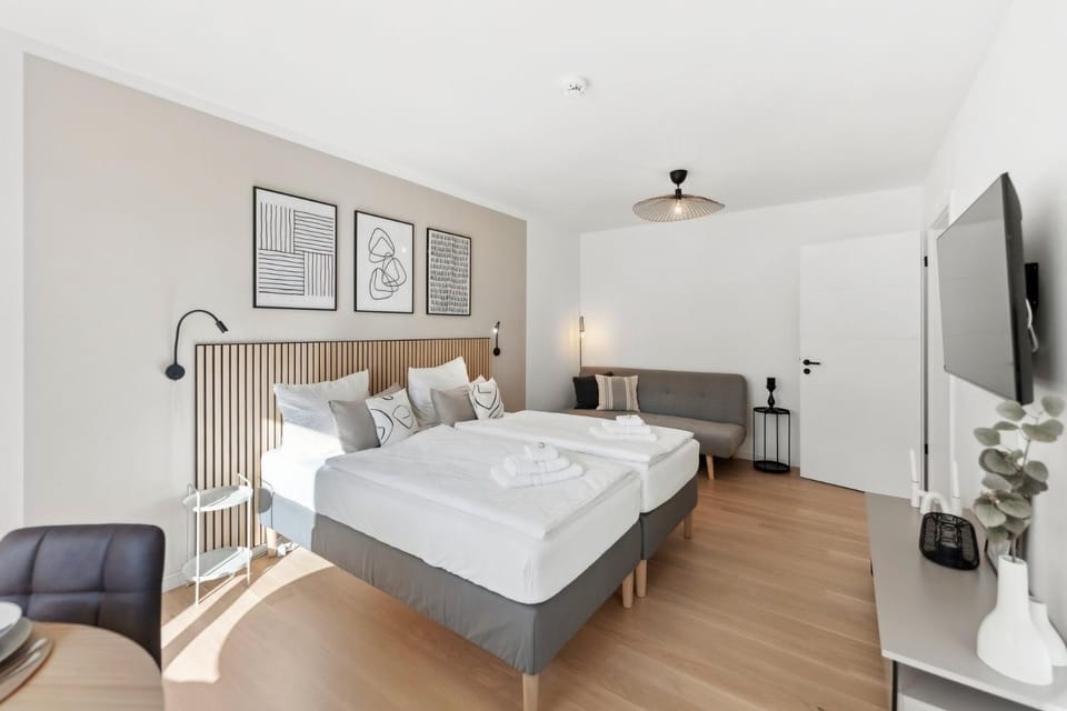 Bed, TV and multimedia, Living room, Photo of the whole room, Seating area, Bedroom