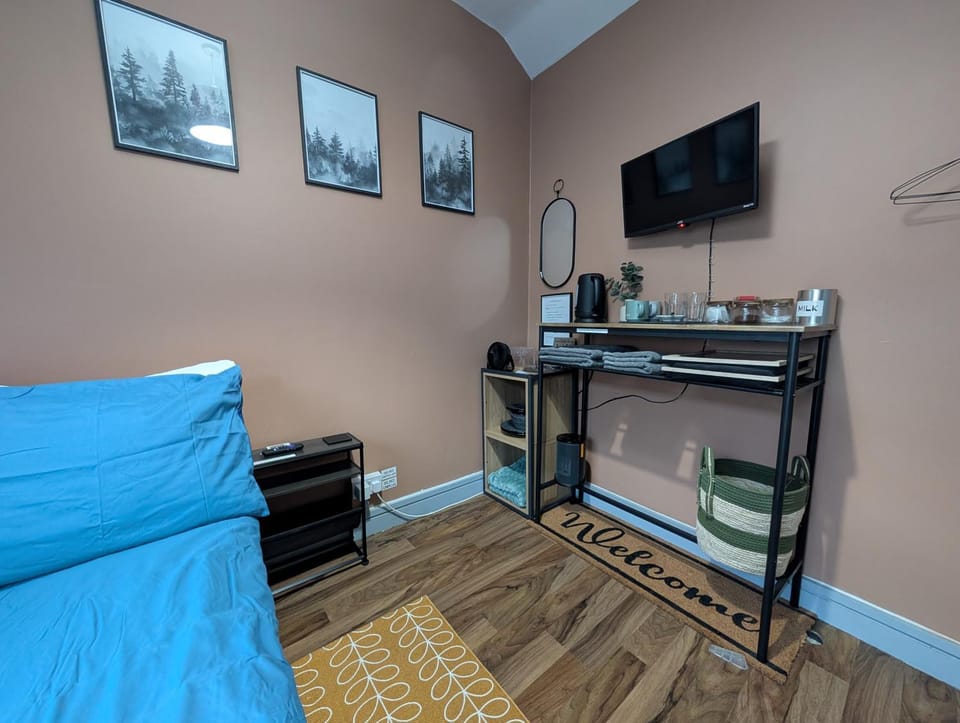 R3 - Cozy Small Double - City & Beach Access, WIFI, Free Parking, Bus Stop 50ft From House - Self Catering Vacation rental in Swansea