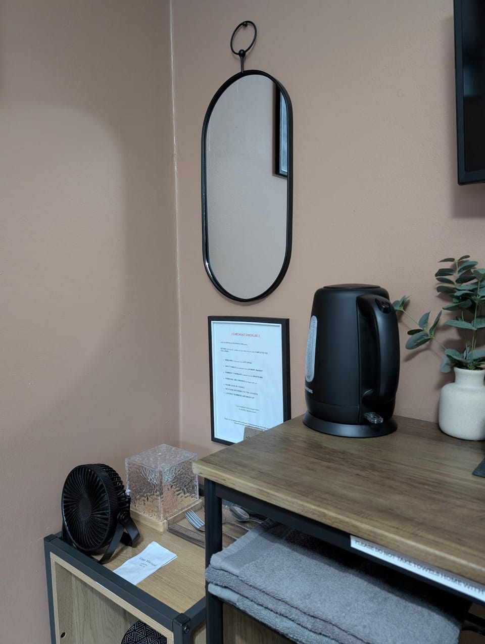 R3 - Cozy Small Double - City & Beach Access, WIFI, Free Parking, Bus Stop 50ft From House - Self Catering Vacation rental in Swansea