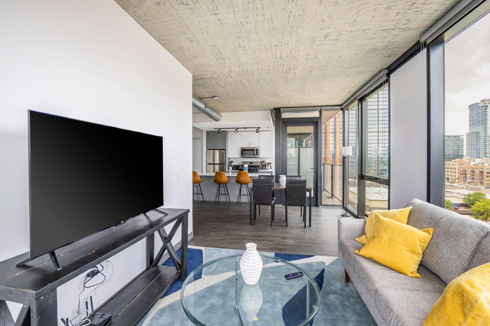 TV and multimedia, Living room, Evening entertainment
