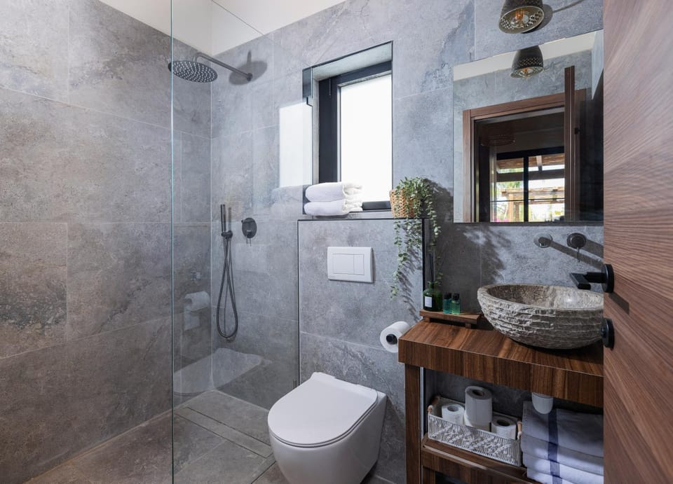 Shower, Toilet, Bathroom, towels