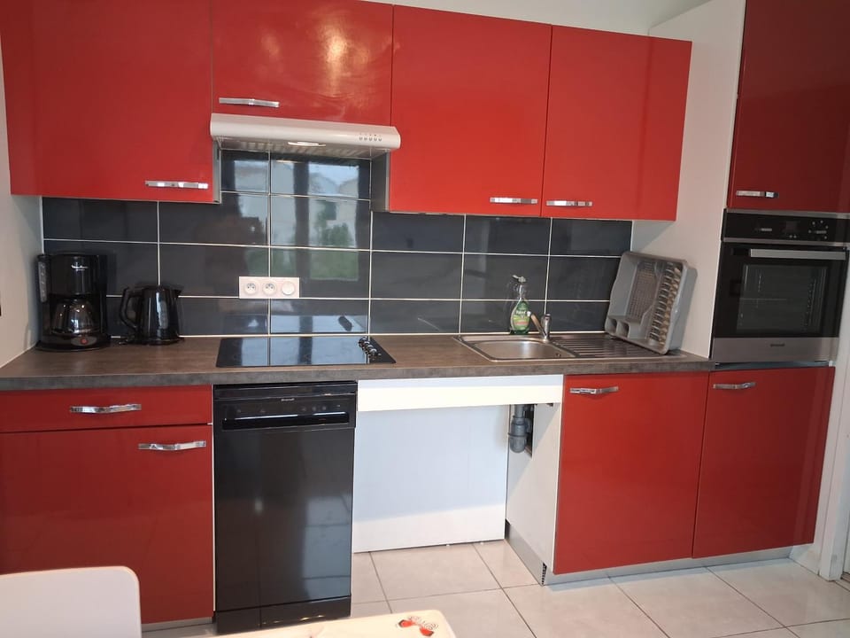 Coffee/tea facilities, Dining area, dishwasher, oven, stove, washing machine, acessibility