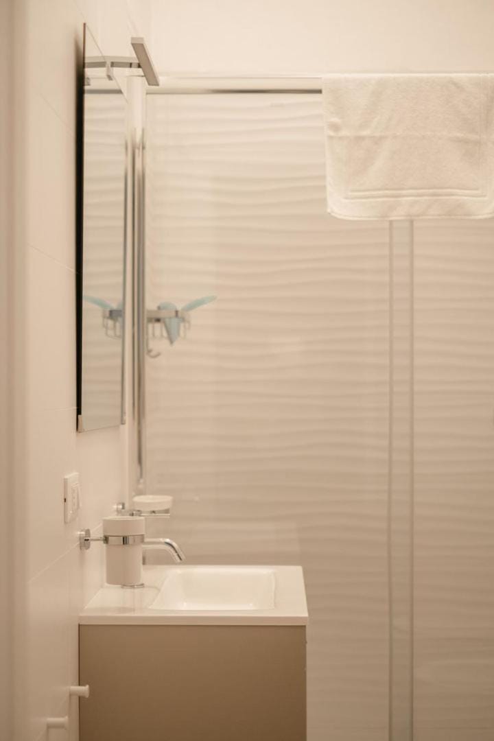 Shower, Bathroom, towels