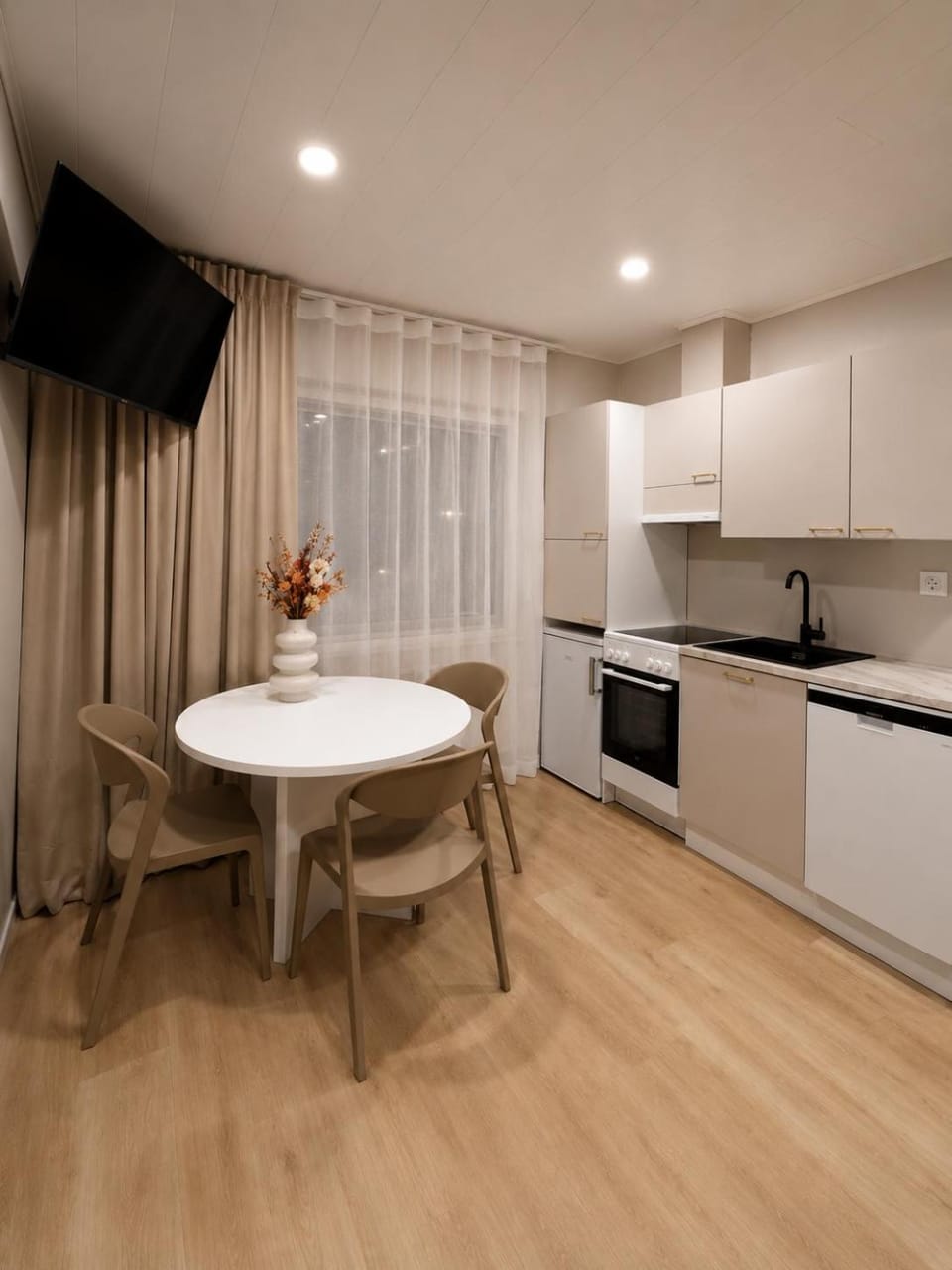 Kitchen or kitchenette, Dining area, dishwasher, oven, stove