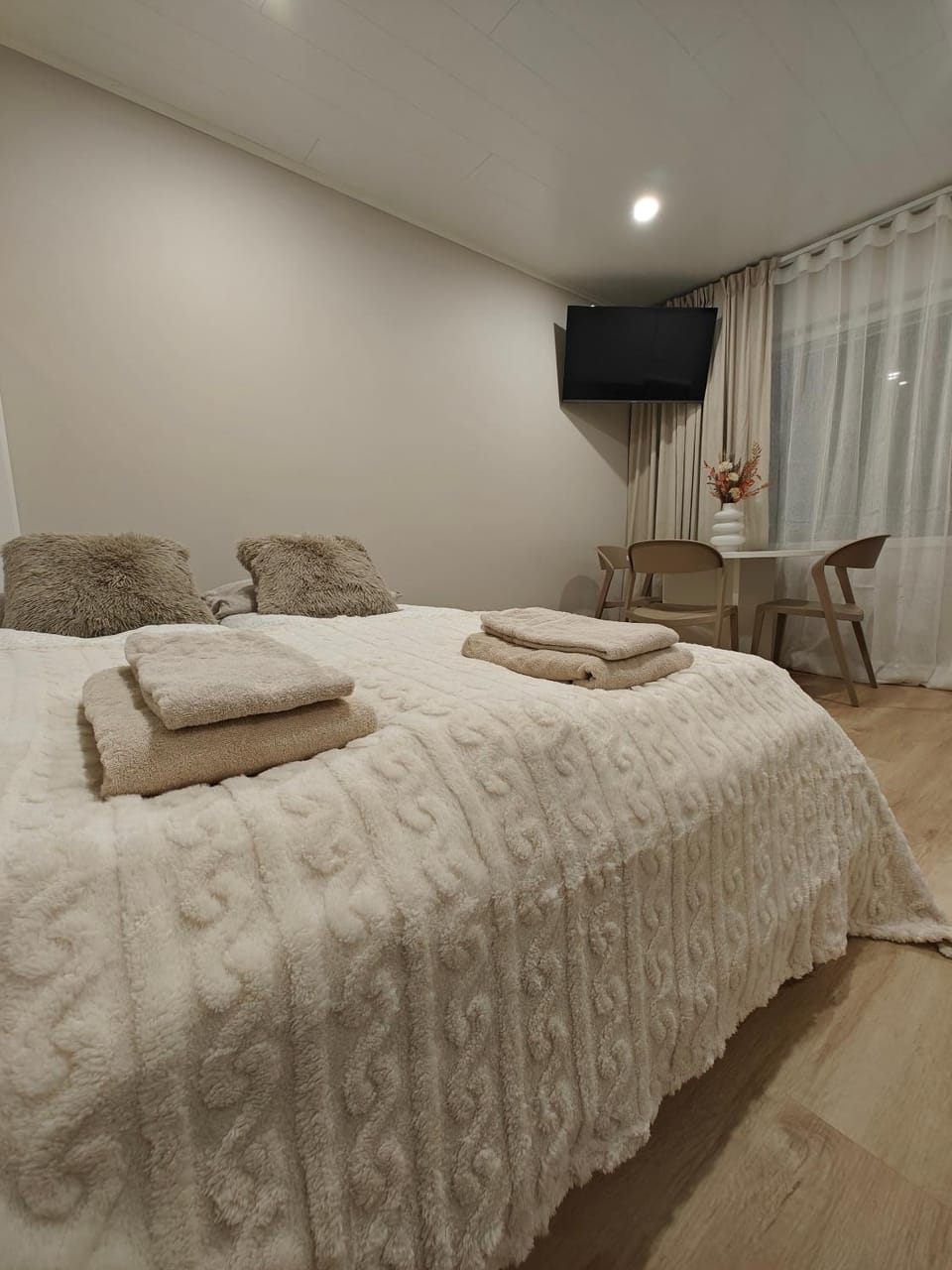 Bed, TV and multimedia, Living room, Photo of the whole room, Seating area, Bedroom, towels