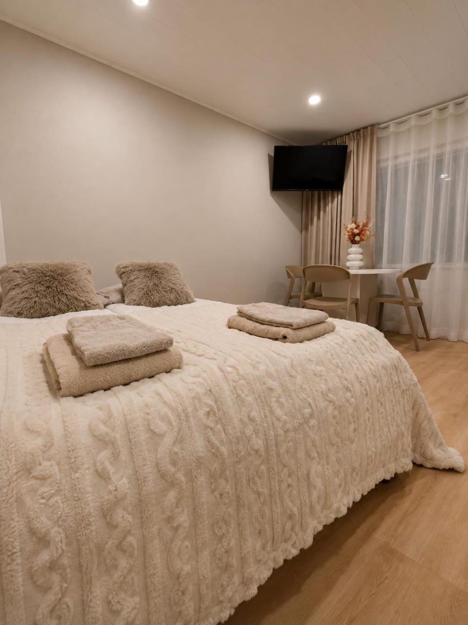 Bed, TV and multimedia, Living room, Photo of the whole room, Seating area, Bedroom, towels