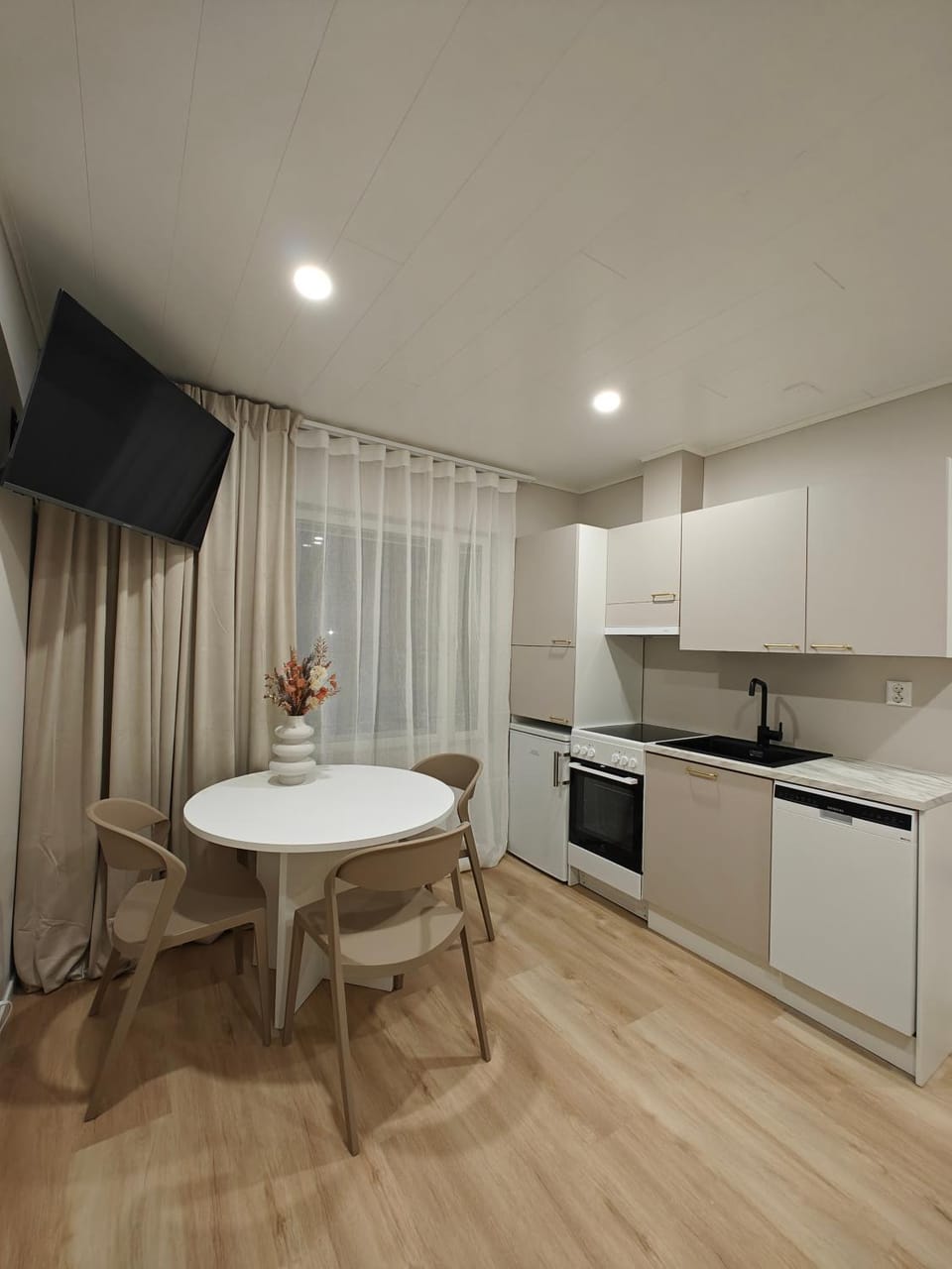 Kitchen or kitchenette, Dining area, dishwasher, oven, stove