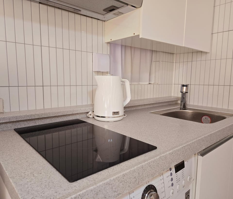 Coffee/tea facilities, Kitchen or kitchenette, stove