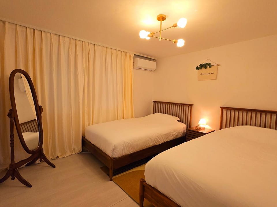 Bed, Photo of the whole room, Bedroom, air conditioner