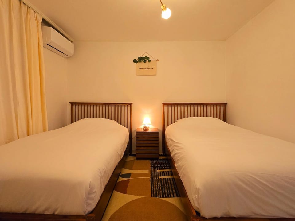 Bed, Photo of the whole room, Bedroom, internet, air conditioner