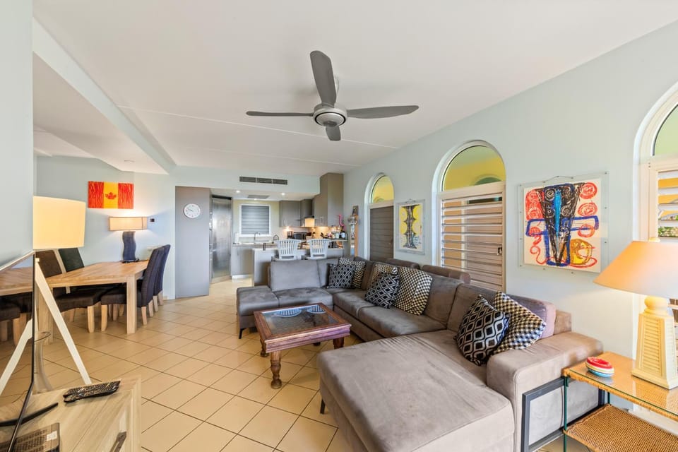 TV and multimedia, Kitchen or kitchenette, Living room, Seating area, Dining area