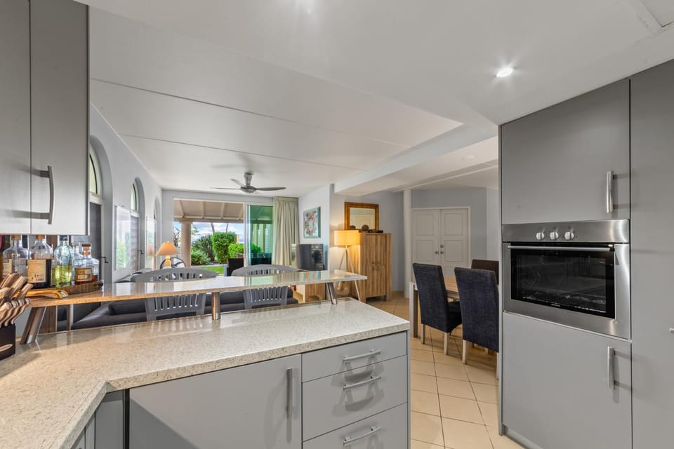 Kitchen or kitchenette, Living room, Seating area, Dining area, dishwasher, oven, stove